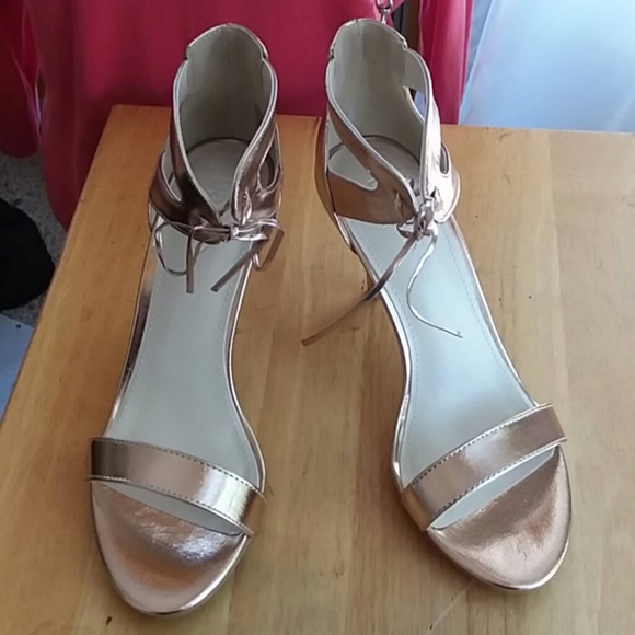 David's Bridal Shoes - 😍 New David's Bridal Fara Metalic Gold Heels💖👡